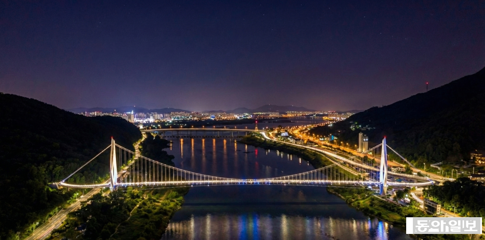 하남시 배알미동과 남양주시 와부읍 팔당리를 잇는 길이 530ｍ의 친환경 출렁다리 야경 조감도. 하남시 제공