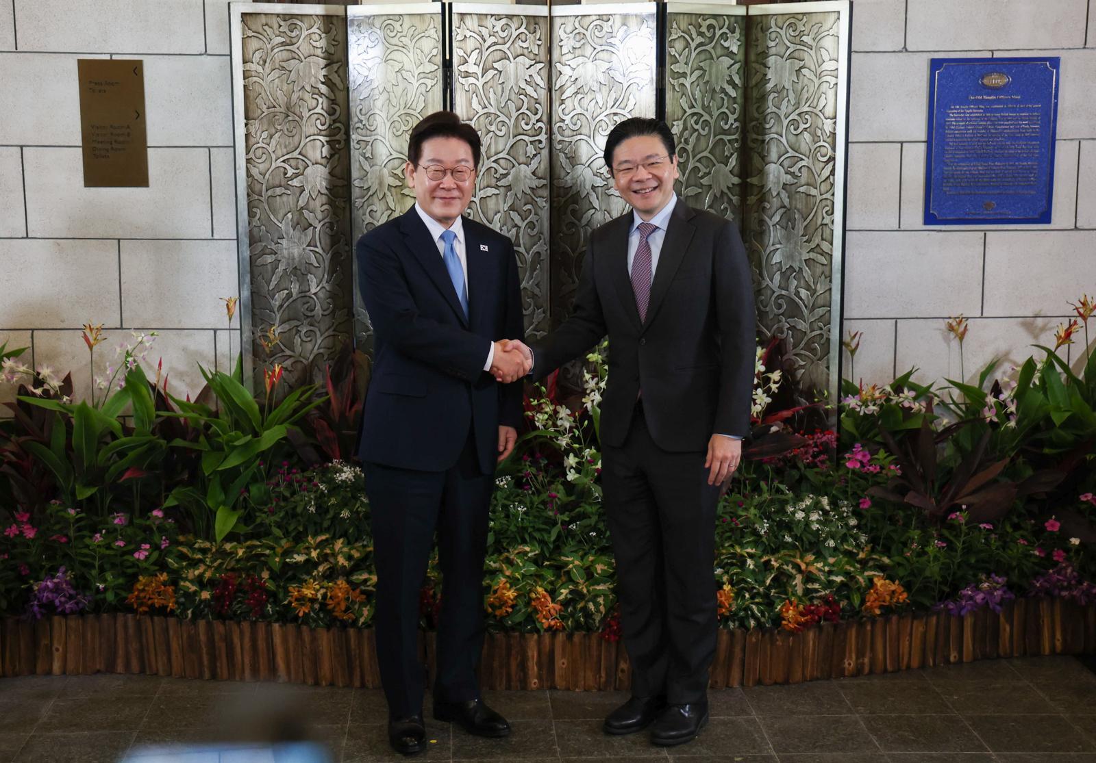 싱가포르를 국빈 방문 중인 이재명 대통령이 2일(현지 시간) 싱가포르 외교부에서 로렌스 웡 총리와 정상회담 기념촬영을 하고 있다. 2026.03.02 [싱가포르=뉴시스]