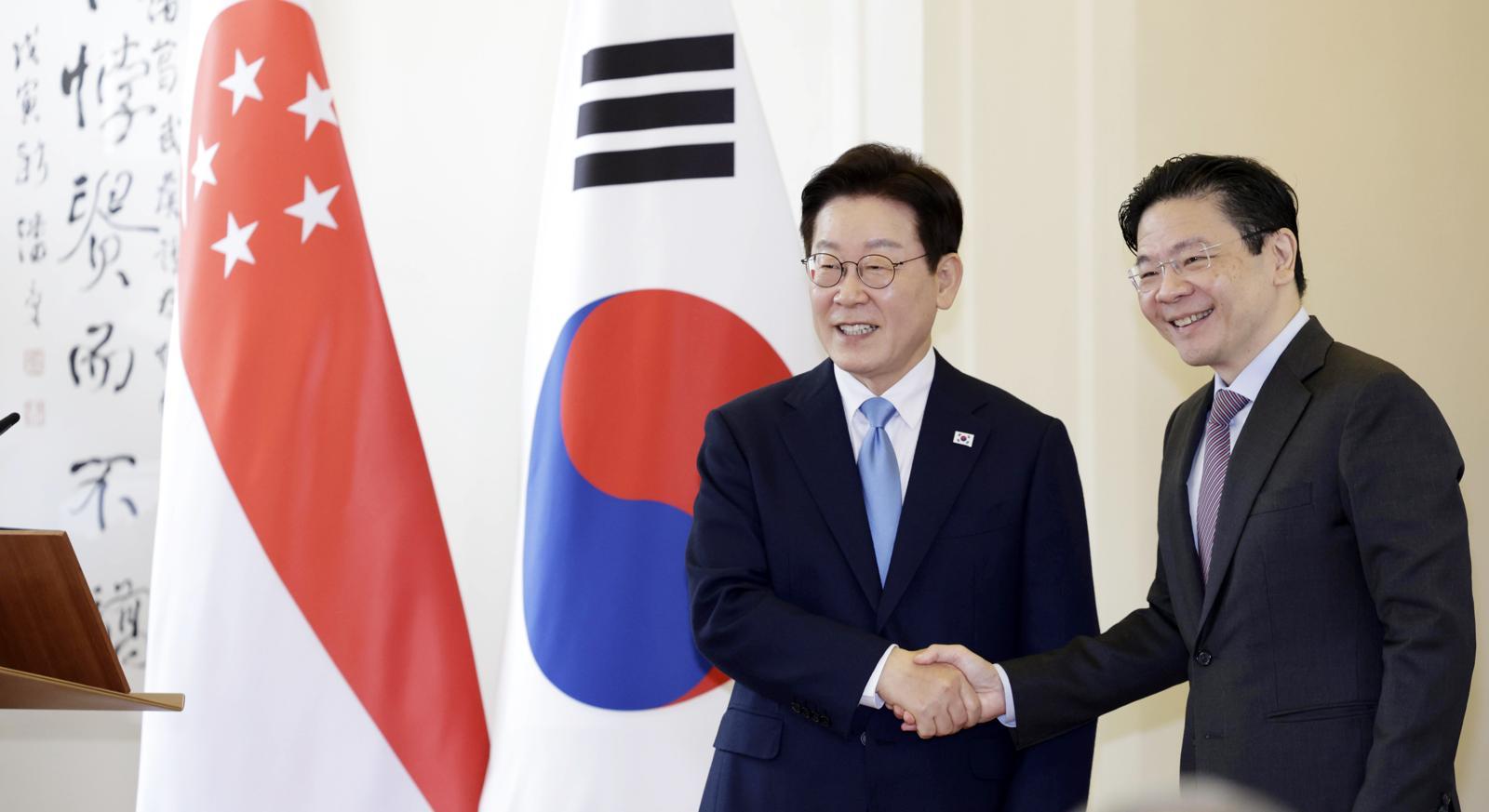 [싱가포르=뉴시스] 최동준 기자 = 싱가포르를 국빈 방문 중인 이재명 대통령이 2일(현지 시간) 싱가포르 외교부에서 로렌스 웡 총리와 공동 언론발표를 마친 뒤 악수하고 있다. 2026.03.02. photocdj@newsis.com