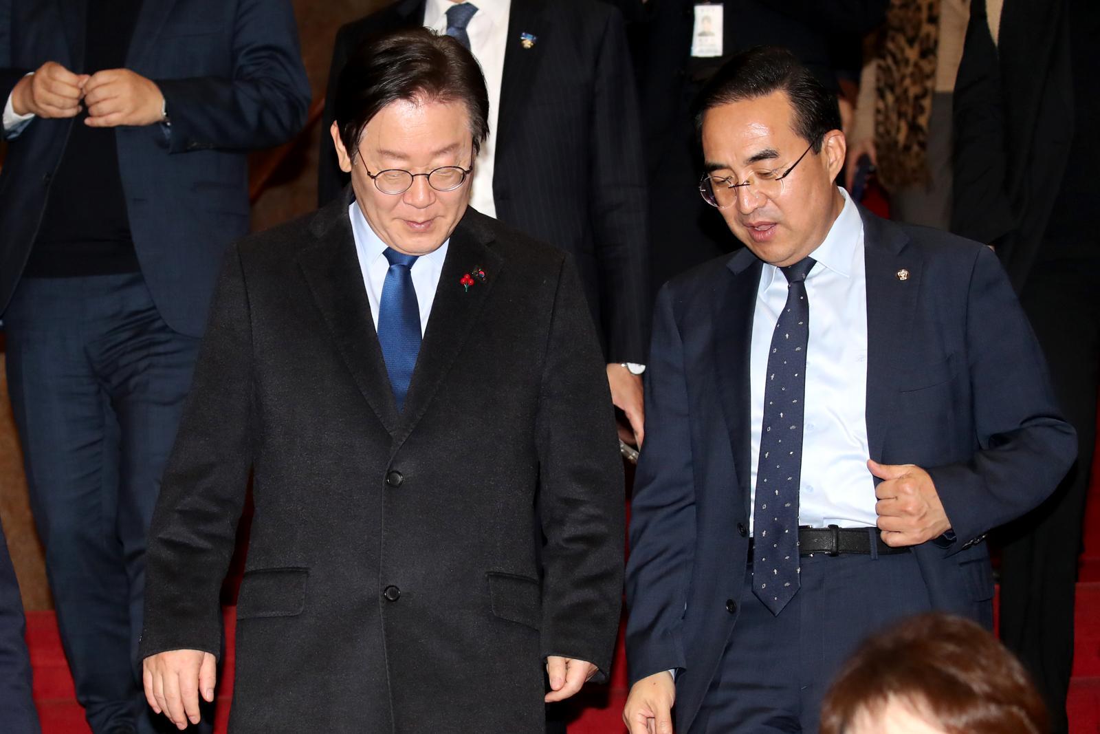 이재명 대통령이 더불어민주당 대표 시절이던 지난 2024년 서울 여의도 국회에서 열린 본회의를 마친뒤 박홍근 의원과 대화하며 이동하고 있다. 뉴스1