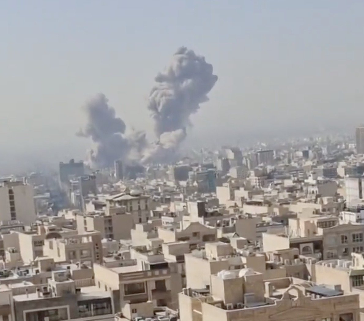 지난달 28일(현지 시간) 이란 수도 테헤란에서 이스라엘의 미사일 공격으로 인한 것으로 보이는 연기가 피어오르고 있다. 엑스(X) 영상 갈무리