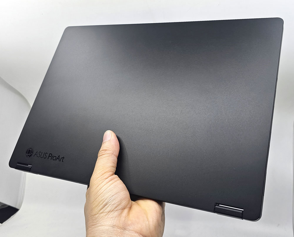 ‘나노 블랙’ 무광 마감을 적용했으며 1.38kg의 가벼운 무게를 갖췄다 / 출처=IT동아