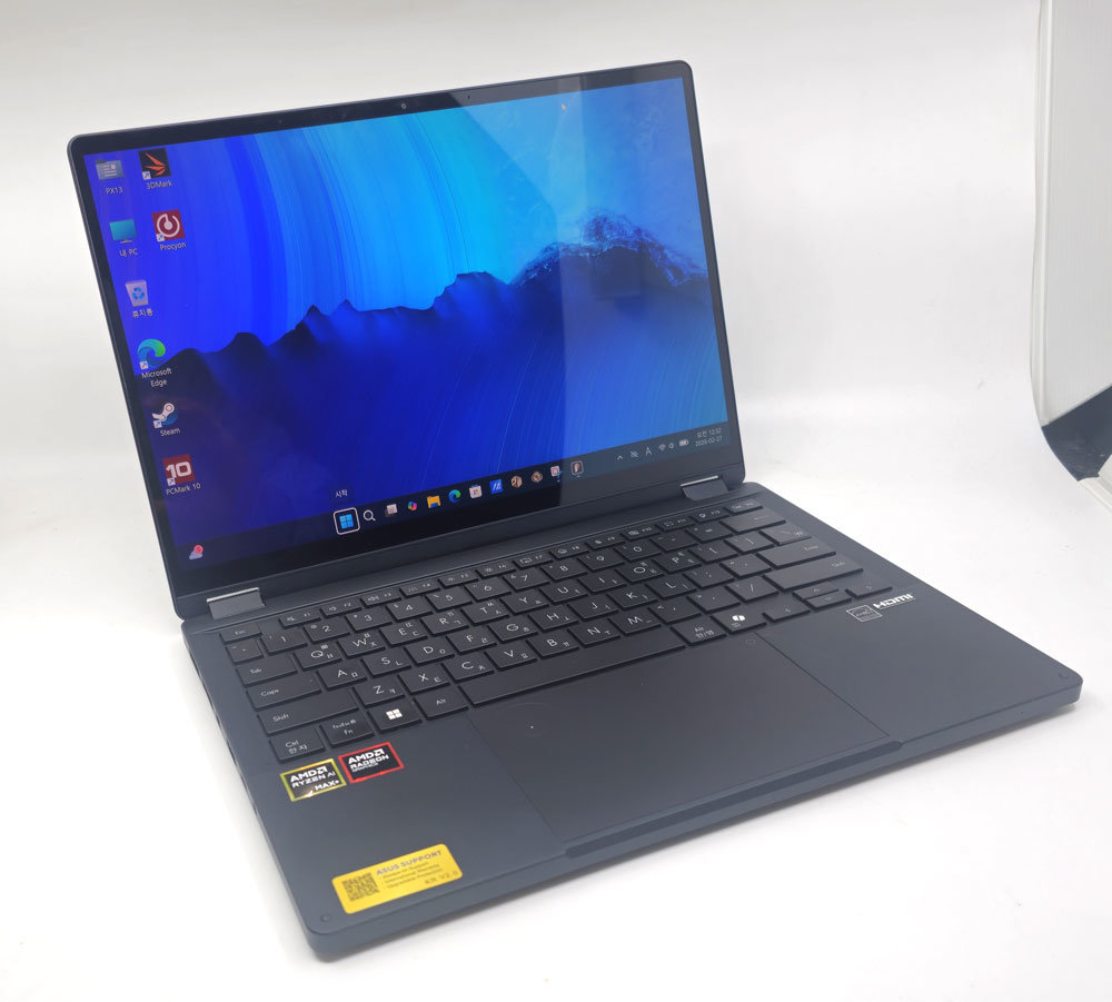 색 표현력이나 시야각, 응답속도 등이 우수한 3K급 OLED 화면을 탑재했다 / 출처=IT동아