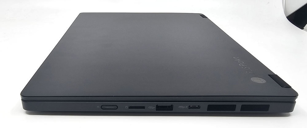 40Gbps 초고속 데이터 전송이 가능한 USB4 규격 타입-C 포트를 비롯한 다양한 인터페이스를 갖췄다 / 출처=IT동아