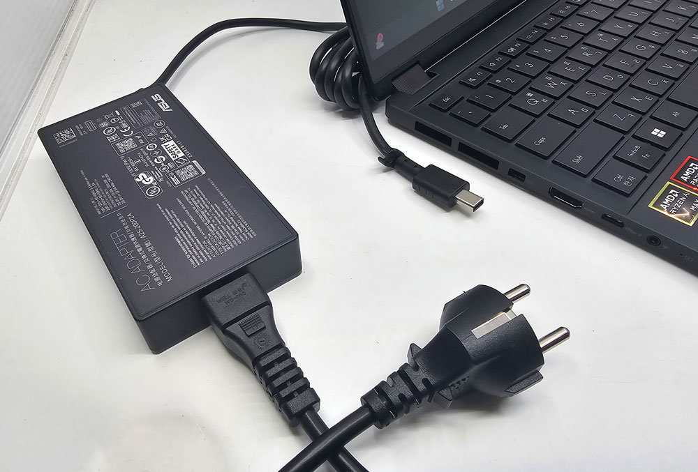 본체와 함께 제공되는 200W 고용량 전원 어댑터 / 출처=IT동아