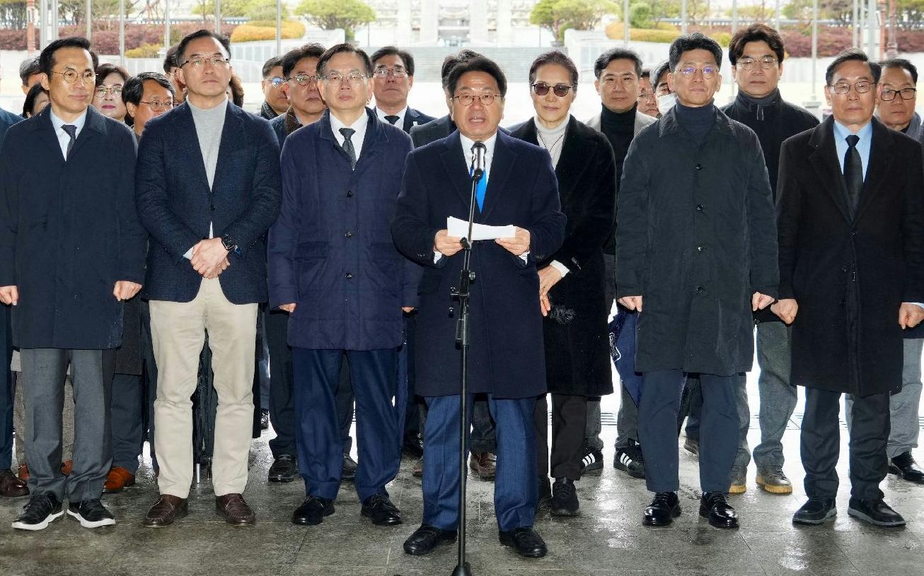 강기정 광주시장(가운데)이 2일 광주 북구 국립5·18민주묘지에서 참배를 마친 뒤 민주의문 앞에서 ‘전남·광주 통합특별시 설치 특별법’ 국회 본회의 통과를 환영하는 입장을 밝히고 있다. 광주시 제공