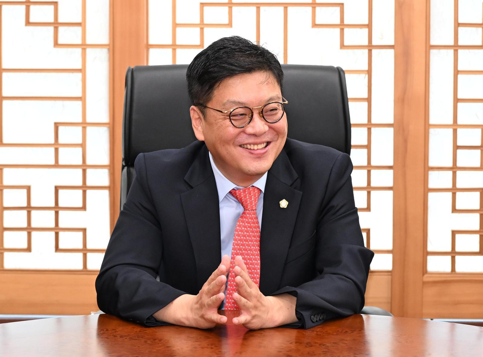 박경흠 울산 중구의회 의장이 지난달 25일 의장실에서 동아일보와 인터뷰하고 있다. 박 의장은 “풀뿌리 민주주의를 더 단단히 세워 21만 구민이 더 풍요롭고 희망찬 삶을 살 수 있도록 힘을 보태겠다”고 말했다. 
울산 중구의회 제공