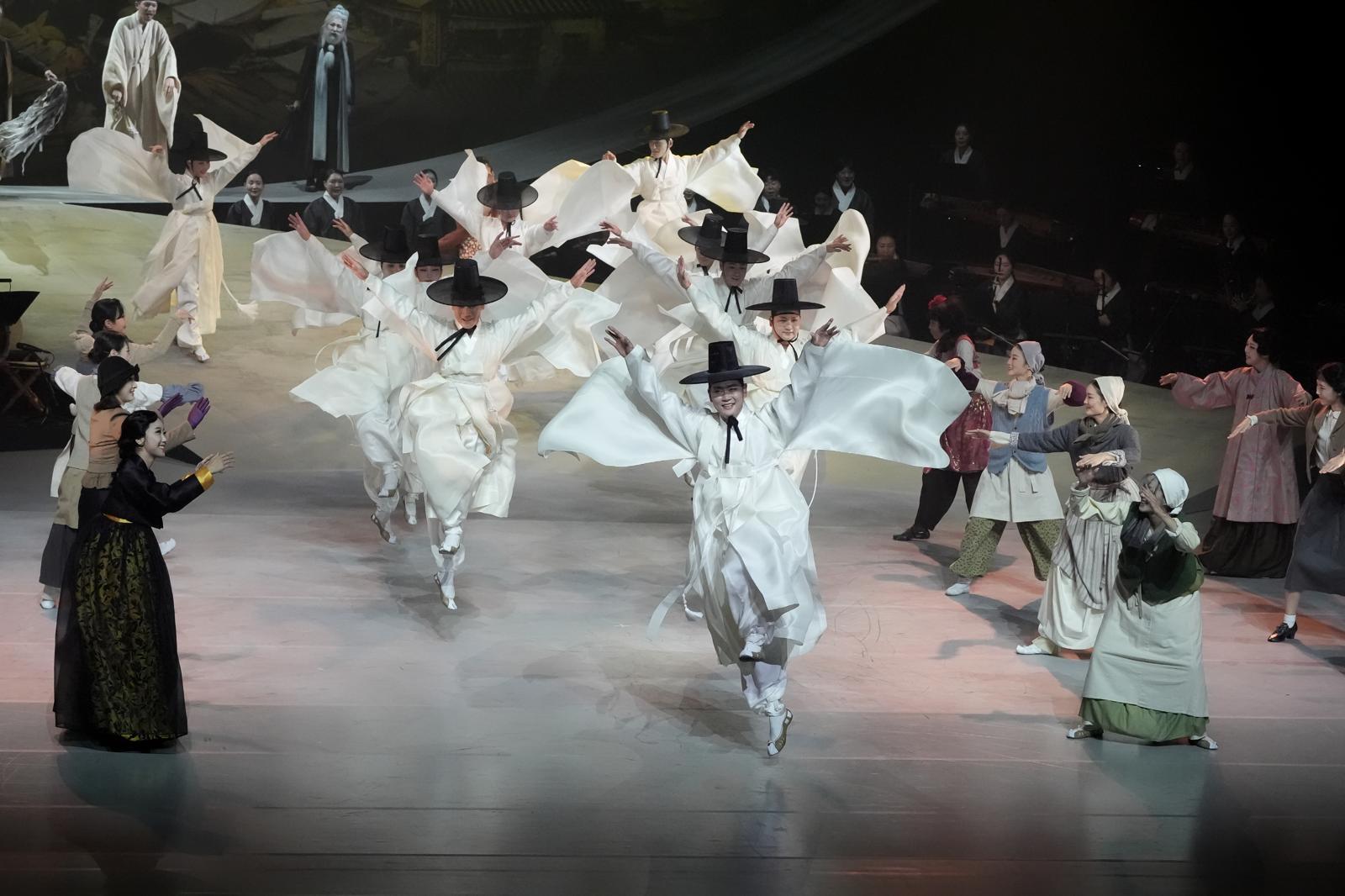 뮤지컬만큼 감동적… 동래학춤 공연에 객석 ‘빼곡’