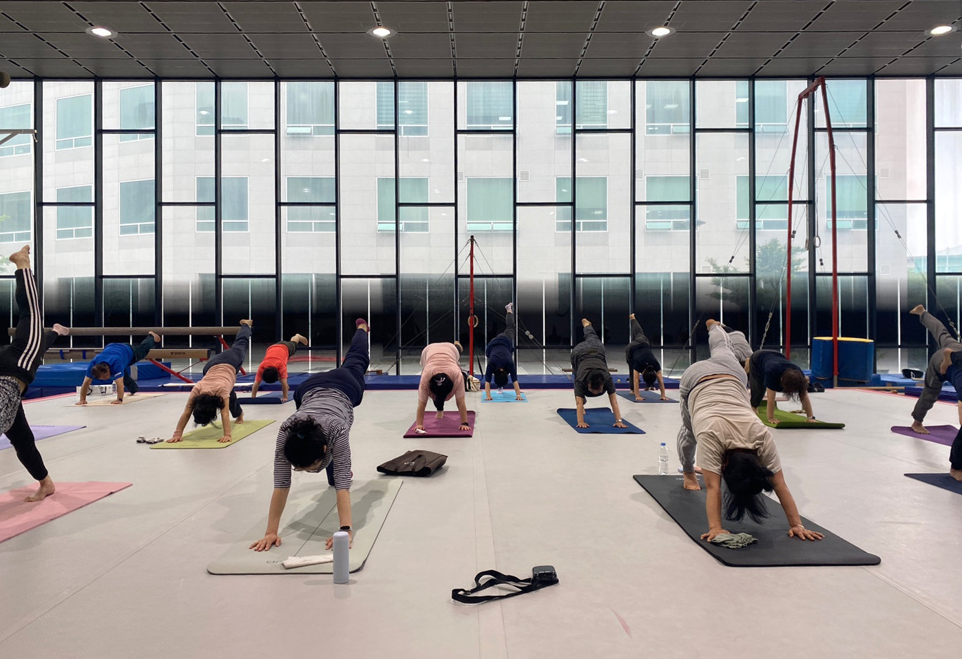 지난해 개최된 5060 골든웰빙운동 강좌에 참여한 주민들. 관악구 제공