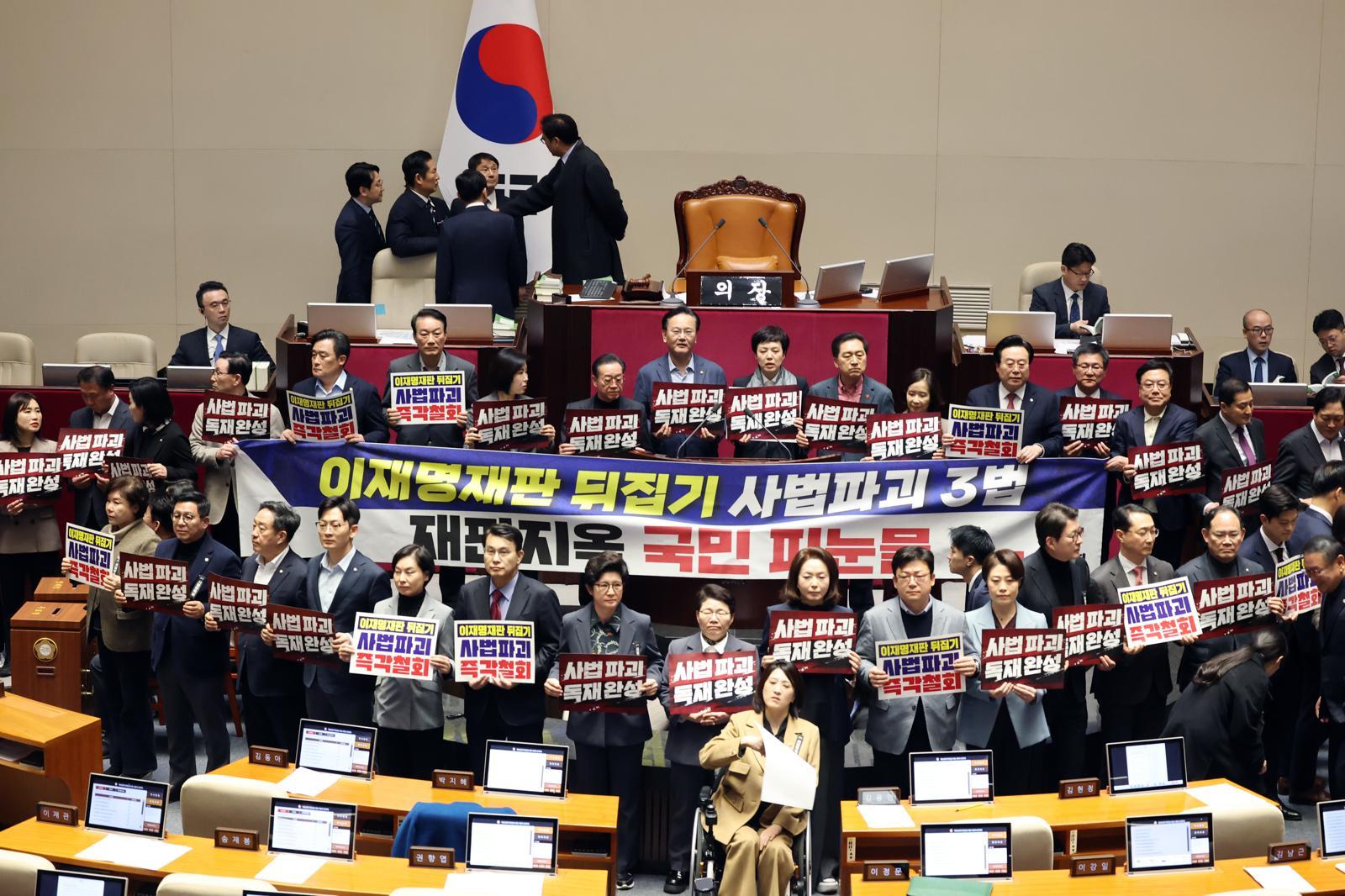 정청래 더불어민주당 대표가 27일 서울 여의도 국회에서 열린 제432회 국회(임시회) 제8차 본회의에서 재판소원제 도입을 골자로 하는 헌법재판소법 일부개정법률안(대안)에 대한 무제한토론 종결 투표를 앞두고 이어진 국민의힘 의원들의 사법 3법과 관련 규탄 피켓 농성에 대해 우원식 국회의장과 대화하고 있다. 2026.2.27 ⓒ 뉴스1