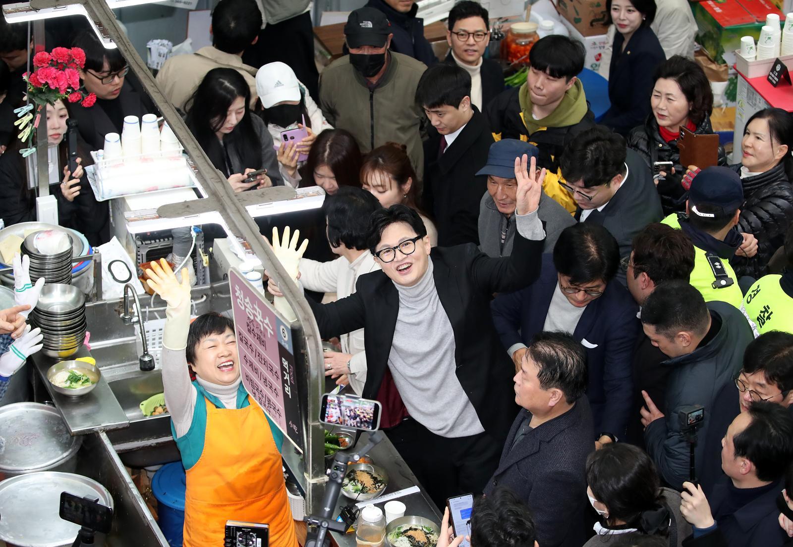한동훈 전 국민의힘 대표가 27일 오후 대구 중구 서문시장 국수골목을 찾아 상인과 함께 손을 흔들고 있다. 2026.2.27 ⓒ 뉴스1