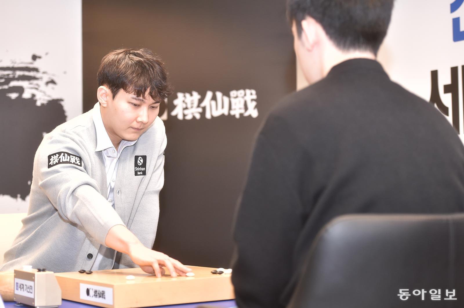 박정환 9단(왼쪽)이 세계 기선전에서 대국하는 모습. 한국기원 제공