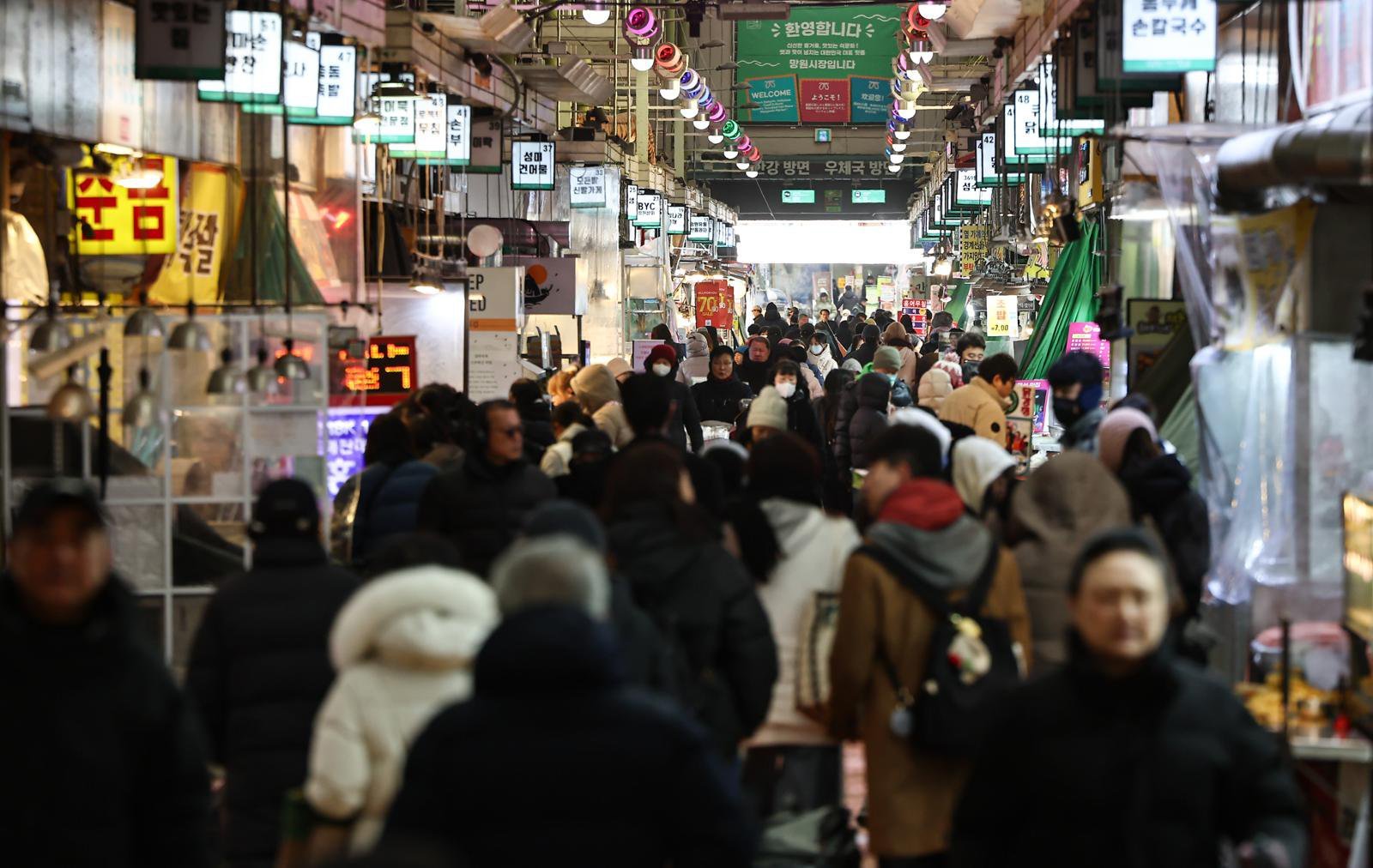9일 서울 마포구 망원시장에서 시민들이 장을 보고 있다.  2026.2.9 ⓒ 뉴스1