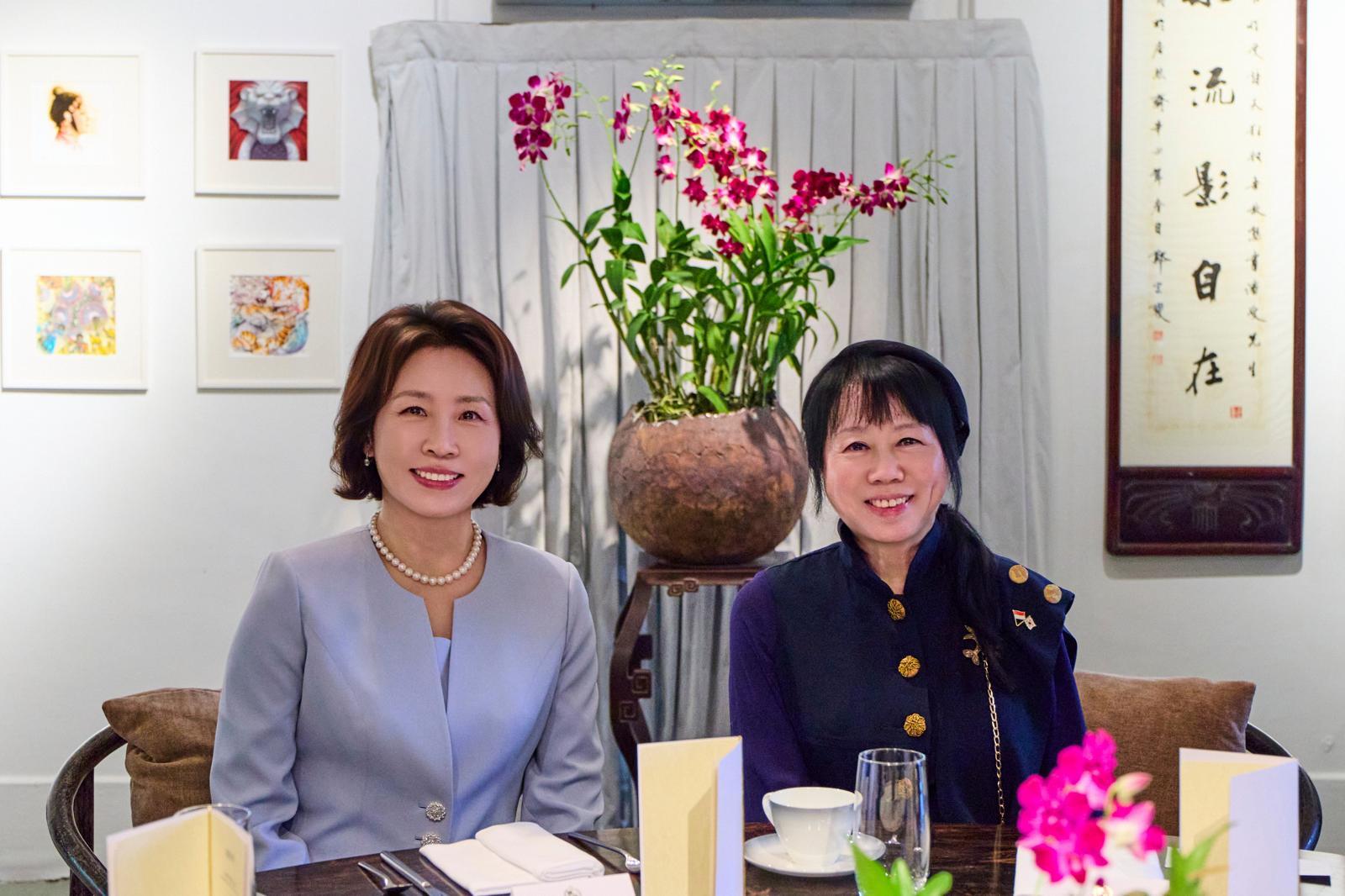 김혜경 여사와 타르만 샨무가라트남 싱가포르 대통령 부인 제인 이토기 샨무가라트남 여사가 2일(현지시간) 싱가포르 비영리 예술 자선단체이자 예술가 주거지인 ‘테멩공 아티스트 인 레지던스’에서 차담을 갖기 전 기념촬영을 하고 있다. 뉴스1