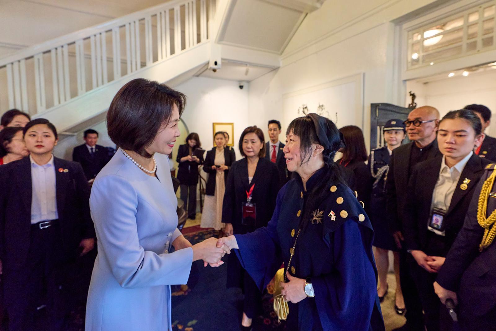 김혜경 여사와 싱가포르 대통령 부인 제인 이토기 샨무가라트남 여사가 2일(현지 시간) 싱가포르 테멩공 아티스트 인 레지던스에서 차담에 앞서 악수를 하고 있다. 뉴시스