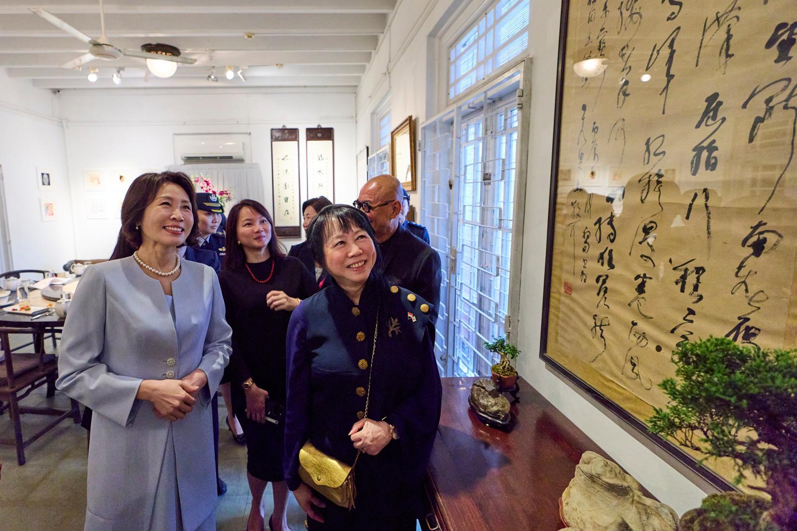 김혜경 여사와 타르만 샨무가라트남 싱가포르 대통령 부인 제인 이토기 샨무가라트남 여사가 2일(현지시간) 싱가포르 비영리 예술 자선단체이자 예술가 주거지인 ‘테멩공 아티스트 인 레지던스’에서 차담에 앞서 전시물을 살펴보고 있다. 뉴스1
