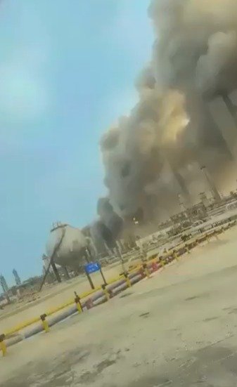 사우디아라비아 라스 타누라의 아람코 정유공장이 2일(현지시간) 이란의 공격을 받아 가동이 중단됐다. (출처=엑스)