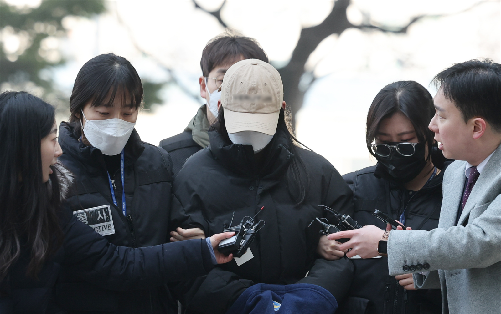 (서울=뉴스1) 안은나 기자 = 강북구 수유동 모텔에서 약물이 든 음료를 건네 타인을 숨지게 한 혐의를 받는 20대 여성이 12일 오전 서울 도봉구 북부지방법원에서 열린 영장실질심사(구속 전 피의자 심문)에 출석하고 있다.   경찰은 이 여성이 지난달 말 또 다른 남성에게도 동일한 수법으로 범행을 저지른 것으로 보고 숨진 이들의 부검을 진행 중이다. 2026.2.12/뉴스1