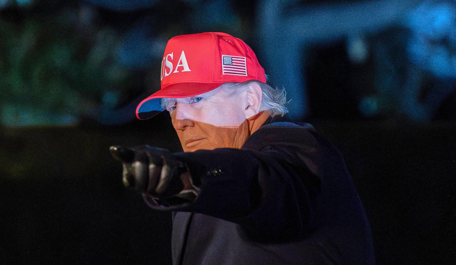 도널드 트럼프 미국 대통령이 1일(현지 시간) 백악관에 도착해 취재진을 가리키고 있다. 그는 전날 자신의 사저인 플로리다주 마러라고 리조트에서 외교안보 참모들과 함께 이란 공격 상황을 실시간으로 지켜봤다. 워싱턴=AP 뉴시스