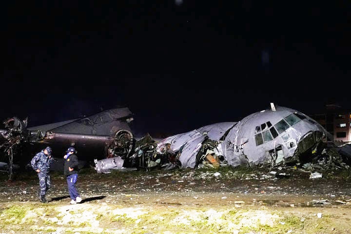 27일(현지 시간) 볼리비아 엘알토 공항 인근에서 현금 수송기가 추락해 22명이 사망하고 37명이 부상했다. [엘알토=AP/뉴시스]