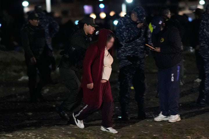 27일(현지 시간) 볼리비아 엘알토 공항 인근에서 현금 수송기가 추락해 22명이 사망하고 37명이 부상했다. [엘알토=AP/뉴시스]