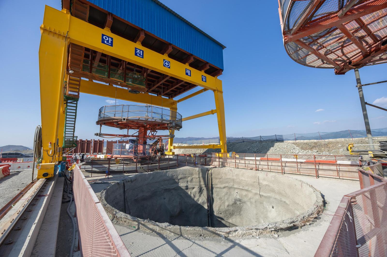 부산항 신항 북측 컨테이너부두 2단계 항만배후단지 조성 공사 현장에서 갠트리 크레인(문 모양의 대형 크레인) 아래로 수직터널 굴착이 완료된 모습. DL이앤씨