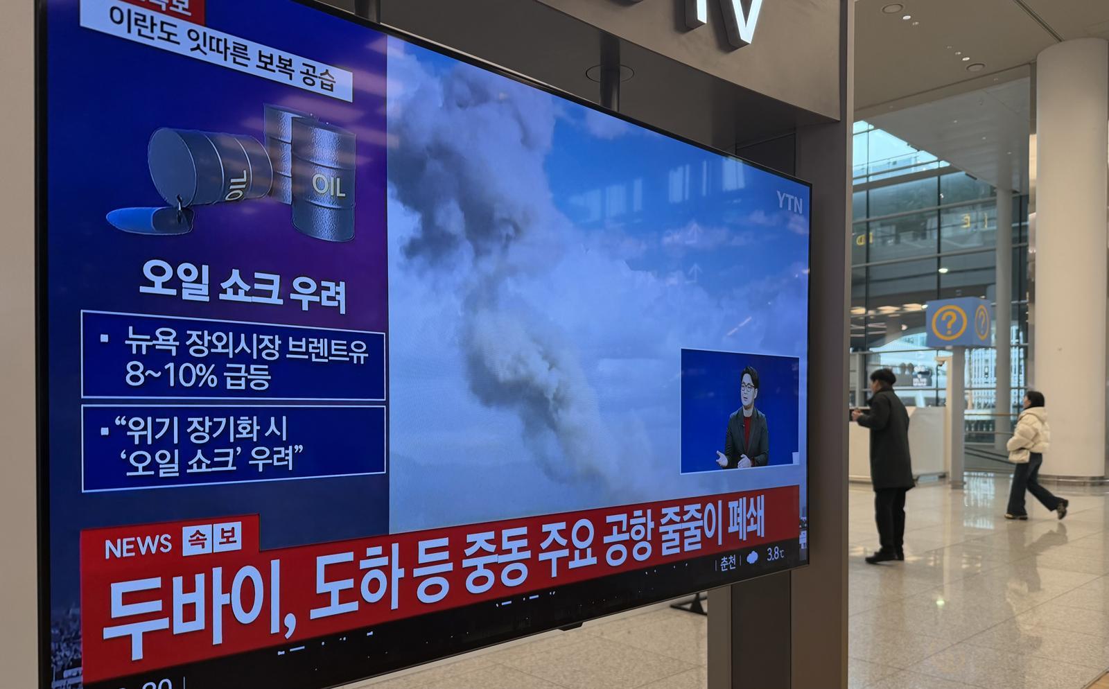 미국과 이스라엘이 이란을 공습하면서 두바이 국제공항 등 중동의 주요 공항들이 줄줄이 폐쇄되고 있는 가운데 2일 인천국제공항에 관련 뉴스가 나오고 있다. 2026.3.2 ⓒ 뉴스1