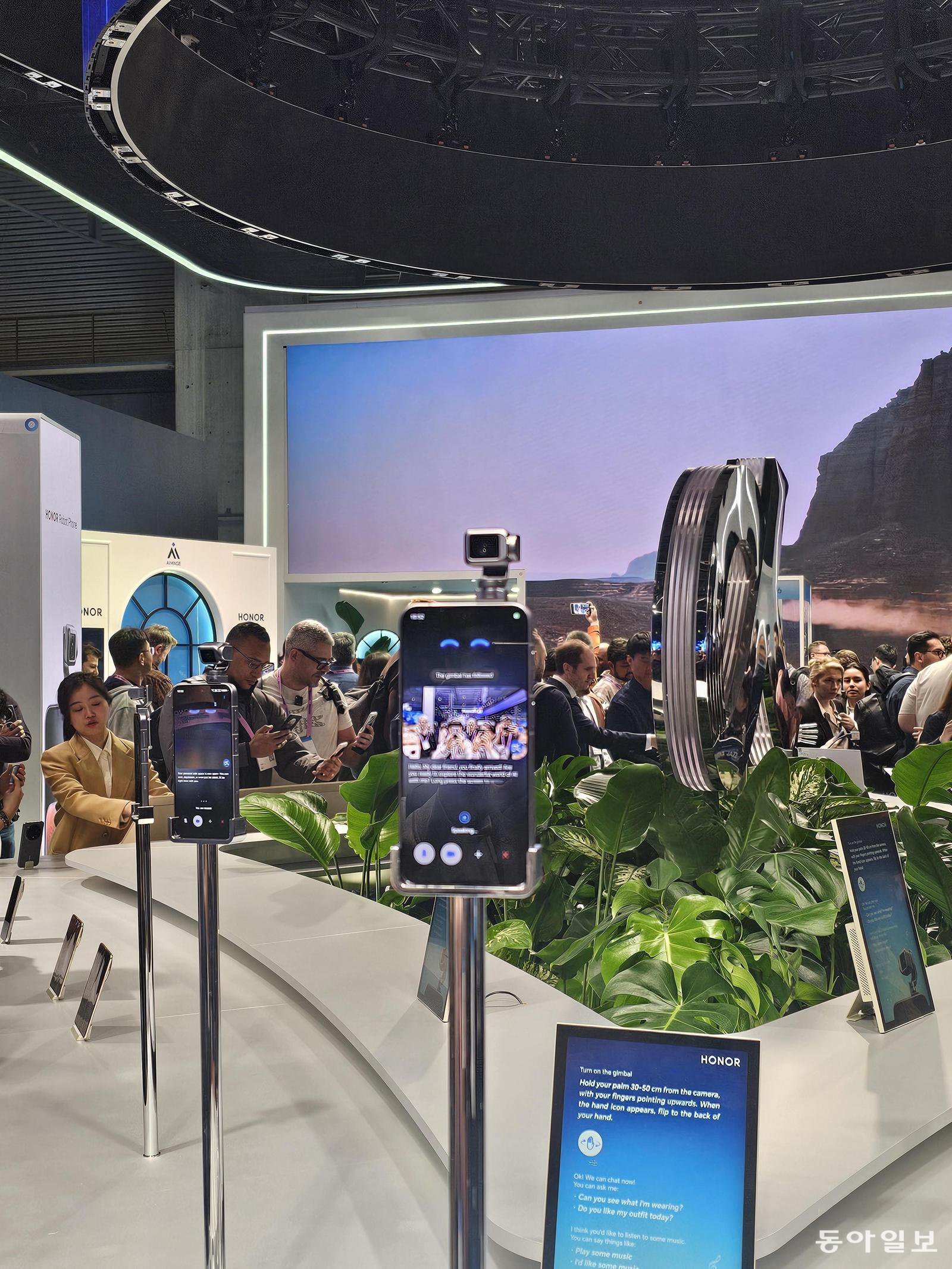 인근 아너 부스에 전시된 ‘로봇 폰’의 모습(아래). 바르셀로나=김재형 기자 monami@donga.com