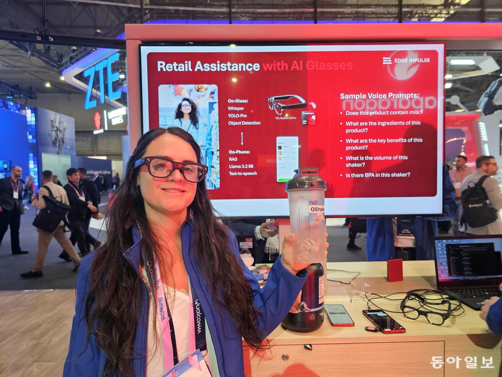 2일(현지 시간) 스페인 바르셀로나 ‘모바일월드콩그레스 2026(MWC26)’ 퀄컴 부스에서 스마트글라스를 착용한 직원이 제품을 시연하고 있다. 바르셀로나=김재형 monami@donga.com