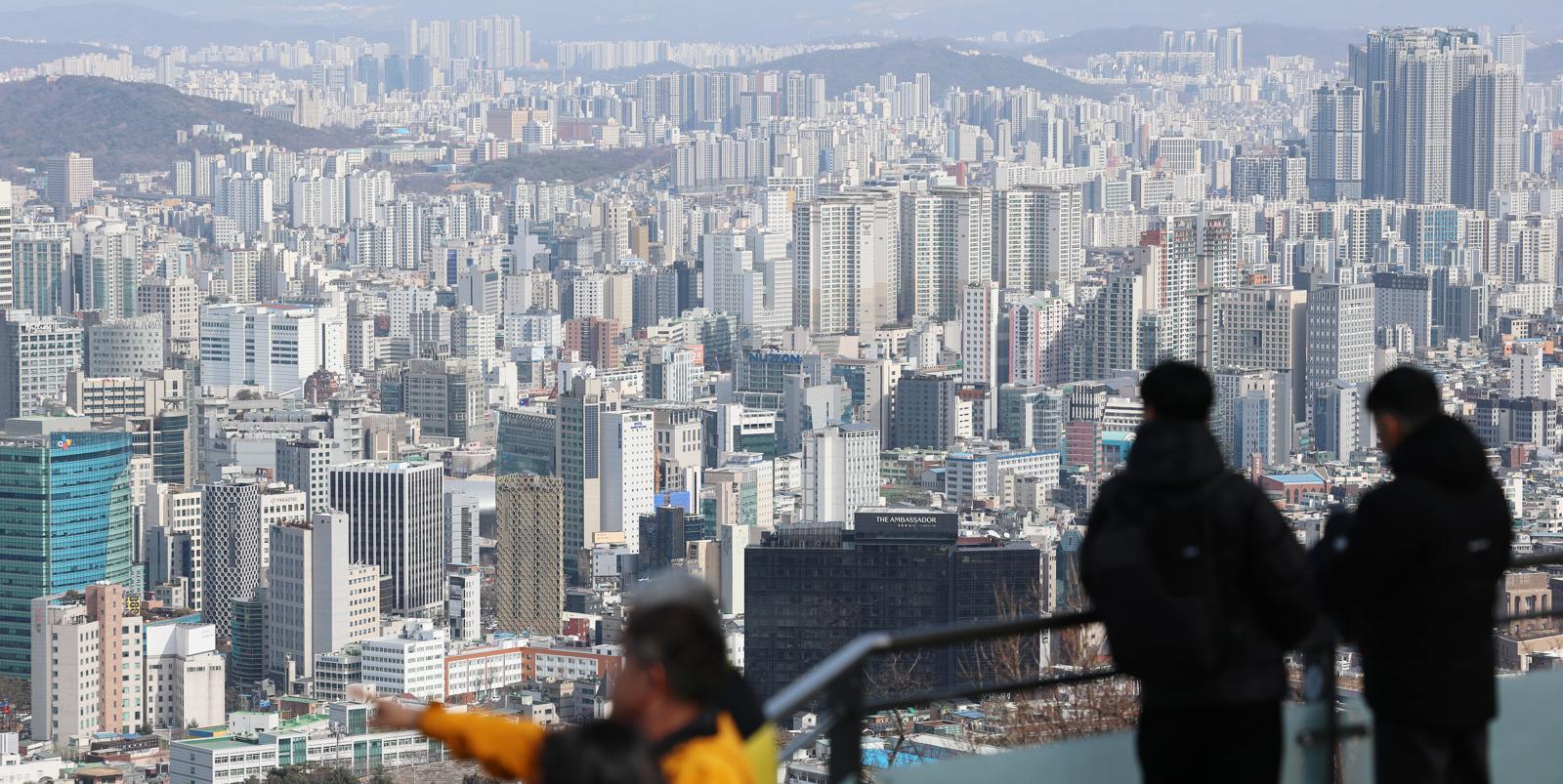서울 중구 남산에서 바라본 서울시내 아파트 단지 모습. 2026.2.23 뉴스1