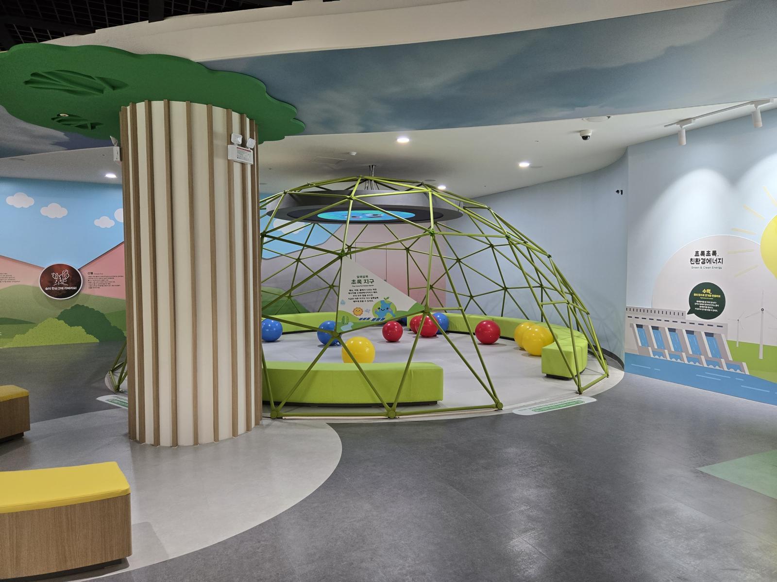 청주시 상당구 어린이회관 본관 내 기후변화체험관이 구조변경을 마치고 3일 재개관했다. 청주시 제공
