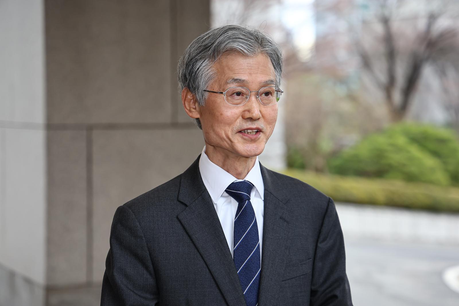 조희대 대법원장이 3일 서울 서초구 대법원으로 출근하며 취재진 질문에 답하고 있다. 2026.3.3 뉴스1