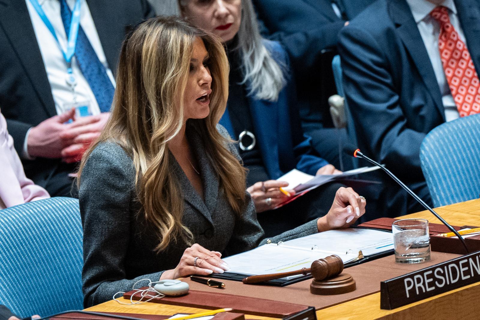 도널드 트럼프 미국 대통령의 부인 멜라니아 여사가 2일(현지 시간) 뉴욕 유엔본부에서 유엔안전보장이사회(안보리) 회의를 주재하고 있다. 멜라니아 여사는 ‘분쟁 속의 아동, 기술, 교육’을 주제로 회의를 주재했다. 현직 국가 원수의 배우자가 안보리 공식 회의를 주재하는 것은 이번이 처음이다. 2026.03.03 뉴욕=AP/뉴시스