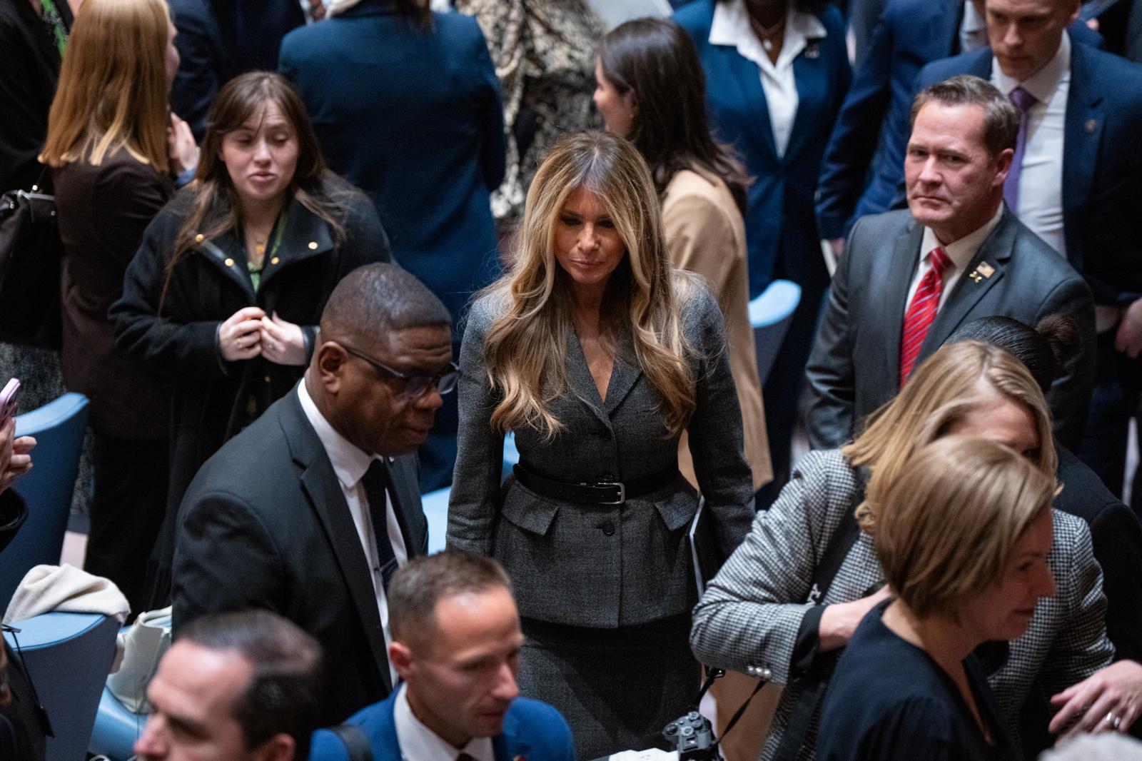 도널드 트럼프 미국 대통령의 부인 멜라니아 여사가 2일(현지 시간) 뉴욕 유엔본부에서 열린 유엔안전보장이사회(안보리) 회의 주재를 마치고 회의장을 나서고 있다. 2026.03.03 뉴욕=AP/뉴시스