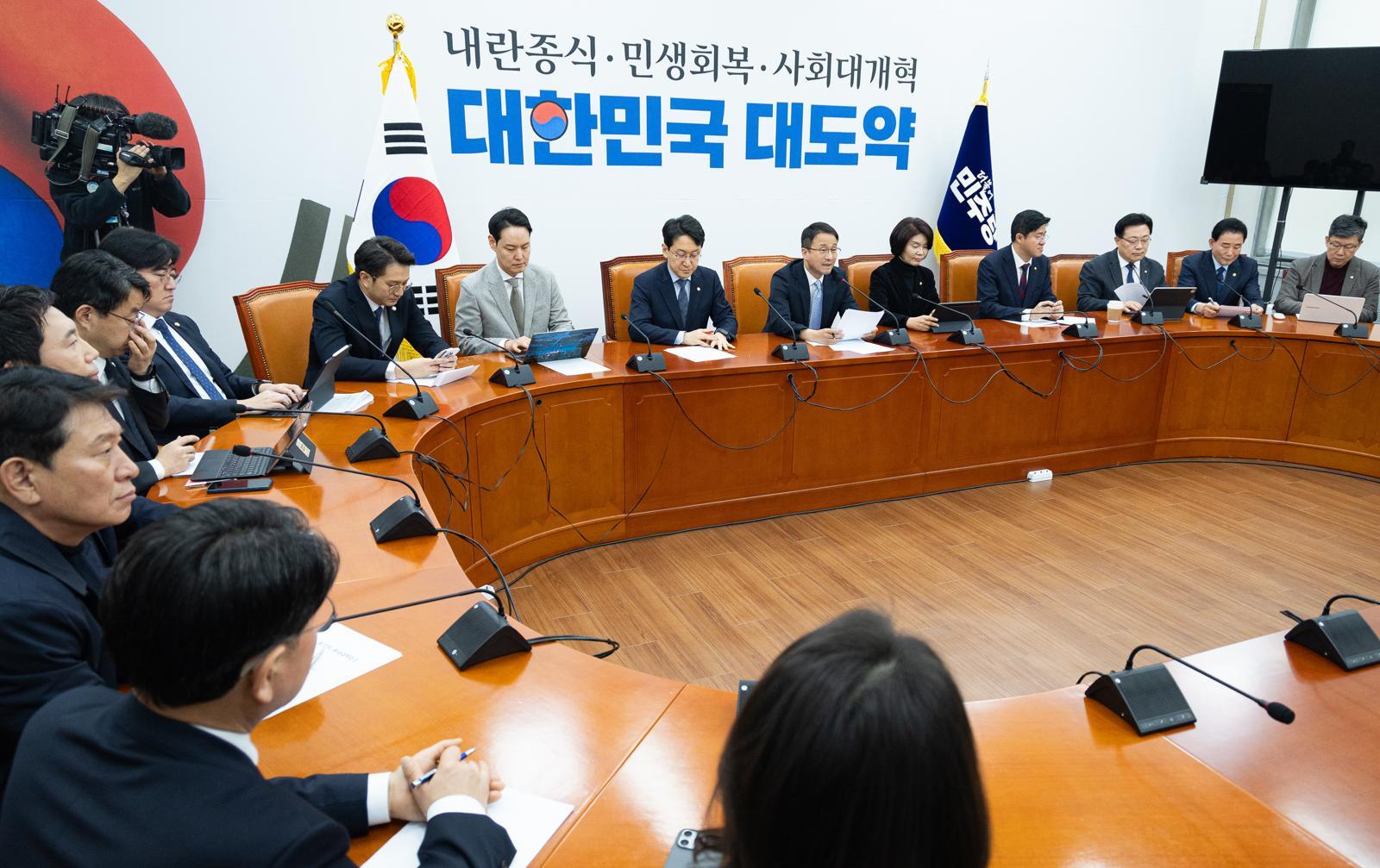 한병도 더불어민주당 원내대표가 3일 서울 여의도 국회에서 열린 원내대책회의에서 모두 발언을 하고 있다. 뉴스1