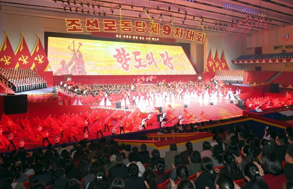 북한 노동당 기관지 노동신문은 3일 당 제9차 대회 기념행사를 장식한 대공연 ‘어머니당에 드리는 노래’가 평양체육관에서 연일 성황리에 진행되고 있다고 보도했다. 당 대회 열병식 참가부대 지휘관, 병사들과 수도의 근로자들 청년 학생들이 공연을 관람했다.(평양 노동신문=뉴스1)