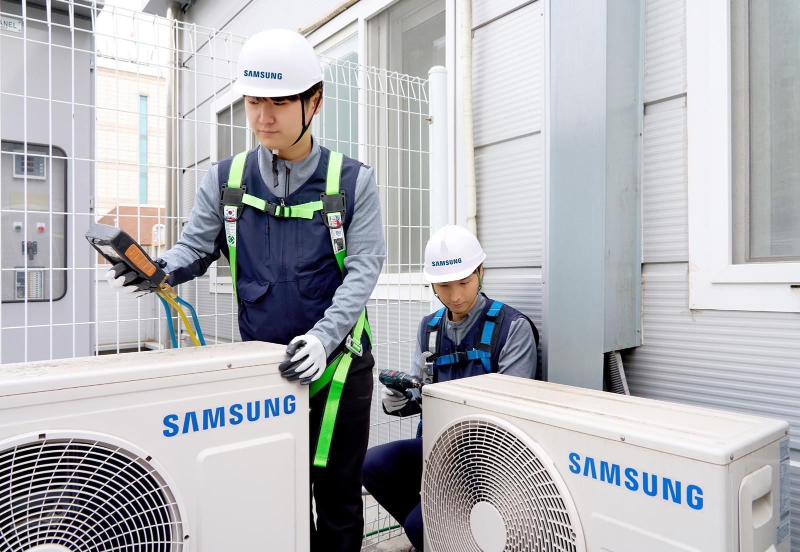 삼성전자서비스 엔지니어가 에어컨 사전점검 서비스를 제공하는 모습 (사진제공 = 삼성전자서비스)