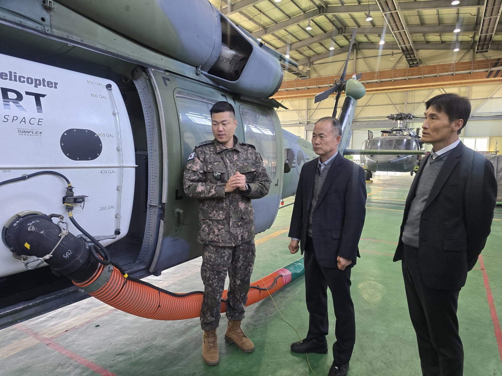 박정은 방위사업청 기반전력사업지원부장이 UH-60 헬기의 화재진화 장비에 대해 군 관계자에게 설명을 듣고 있다. 방위사업청 제공