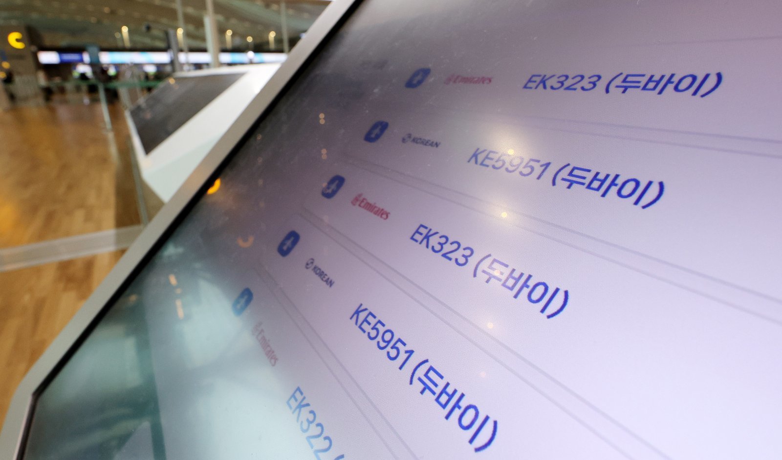 미국과 이스라엘이 이란을 공습하면서 두바이 국제공항 등 중동의 주요 공항들이 줄줄이 폐쇄되고 있는 가운데 2일 인천국제공항에 두바이행 항공편이 중동 긴장 고조 여파로 운항 여부가 불투명한 상황이다. 대한항공은 오는 5일까지 각각 인천과 두바이에서 출발하는 KE951편과 KE952편을 결항시키기로 결정했다. 2026.3.2 뉴스1