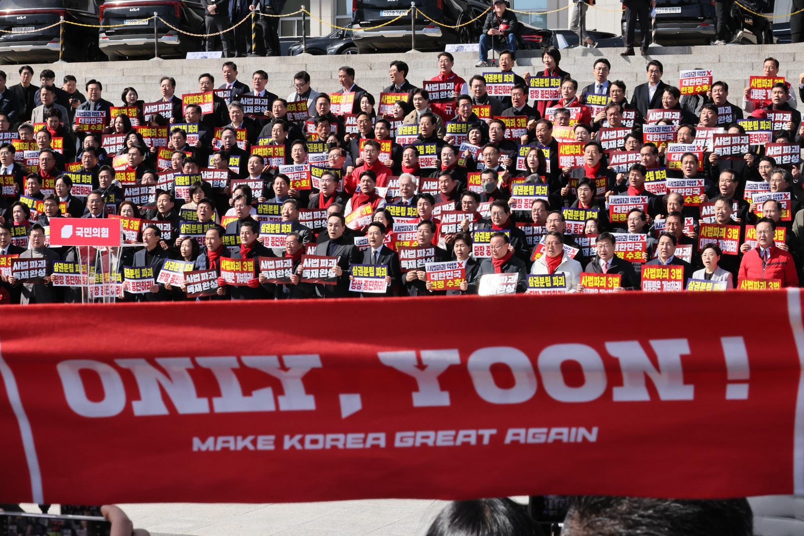국민의힘 의원들이 3일 서울 여의도 국회에서 열린 ‘자유민주헌정 수호 국민대장정 도보투쟁’ 출정식에서 구호를 외치고 있다. 2026.03.03 뉴시스