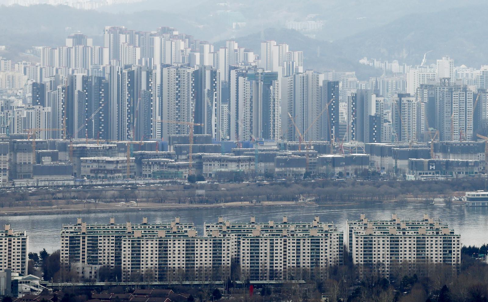 서울 강남3구(강남·서초·송파) 아파트값이 일제히 하락 전환했다. 용산구까지 내림세로 돌아서면서 서울 집값 상승세의 변곡점이 현실화하는 것 아니냐는 관측이 나온다. 26일 한국부동산원이 발표한 2월 넷째주(23일 기준) 주간 아파트가격 동향에 따르면 서울 아파트 매매가격은 0.11% 상승해 지난해 2월 첫째주 이후 55주 연속 상승세를 이어갔다. 다만 상승 폭은 2월 첫째주 0.27%에서 둘째주 0.22%, 셋째주 0.15%에 이어 이번 주까지 4주 연속 둔화됐다. 사진은 26일 서울 중구 남산에서 서울시내 아파트가 보이고 있다. 2026.02.26. 서울=뉴시스