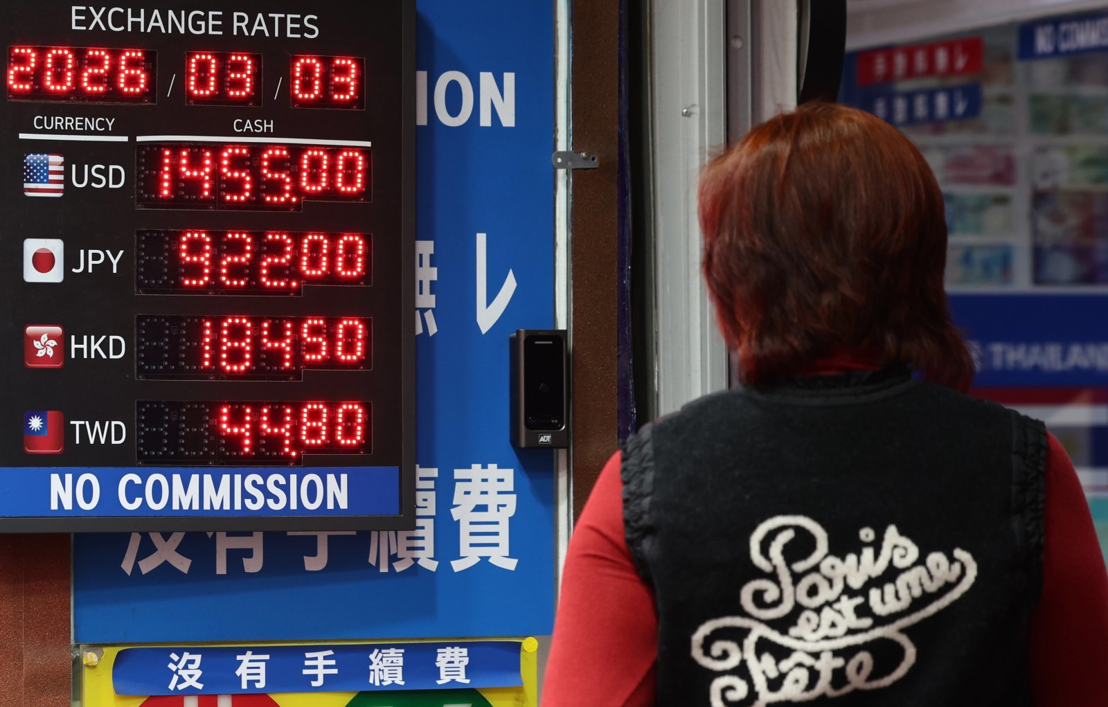 중동사태 영향으로 원·달러 환율이 급등한 3일 서울 중구 명동 환전소 전광판에 환율 시세가 나오고 있다. 이날 서울외환시장에서 원·달러 환율은 전 거래일보다 22.6원 상승한 1462.3원에 개장했다. 2026.3.3 뉴스1