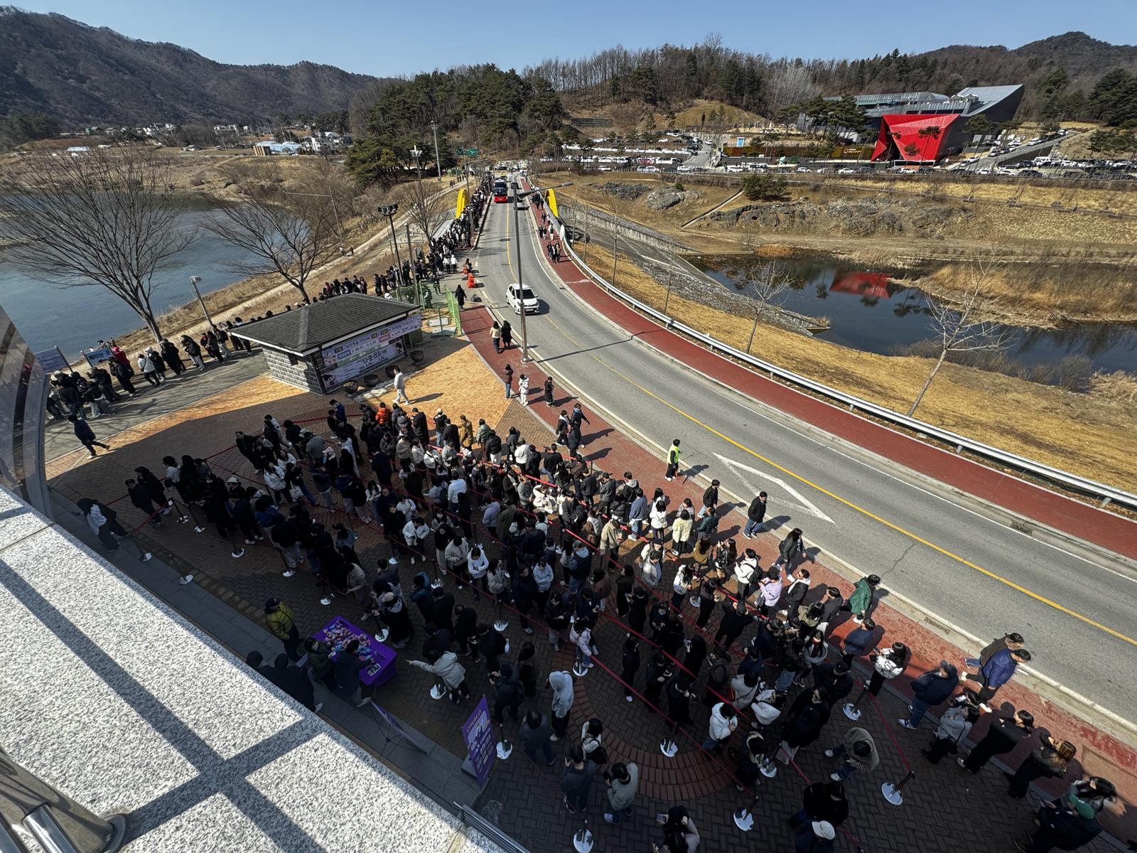 지난달 28일 단종의 유배지인 영월군 청령포에 들어가기 위해 입장권 구매와 도선을 기다리는 줄이 길게 늘어서 있다. 청령포는 영화 ‘왕과 사는 남자’ 개봉 이후 방문객이 급증했다. 영월군 제공