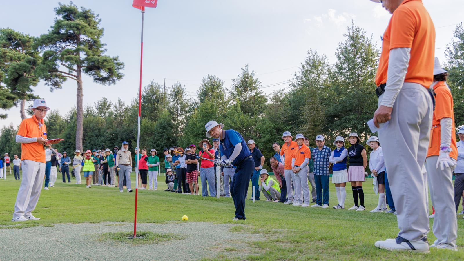 경남 합천군이 지난해 40개 이상의 전국 단위 스포츠대회를 유치하며 인구의 3배가 넘는 연인원 18만5972명이 찾았다. 사진은 지난해 8월 열린 제1회 합천군수배 전국파크골프대회에서 참가자들이 경기하는 모습. 합천군 제공