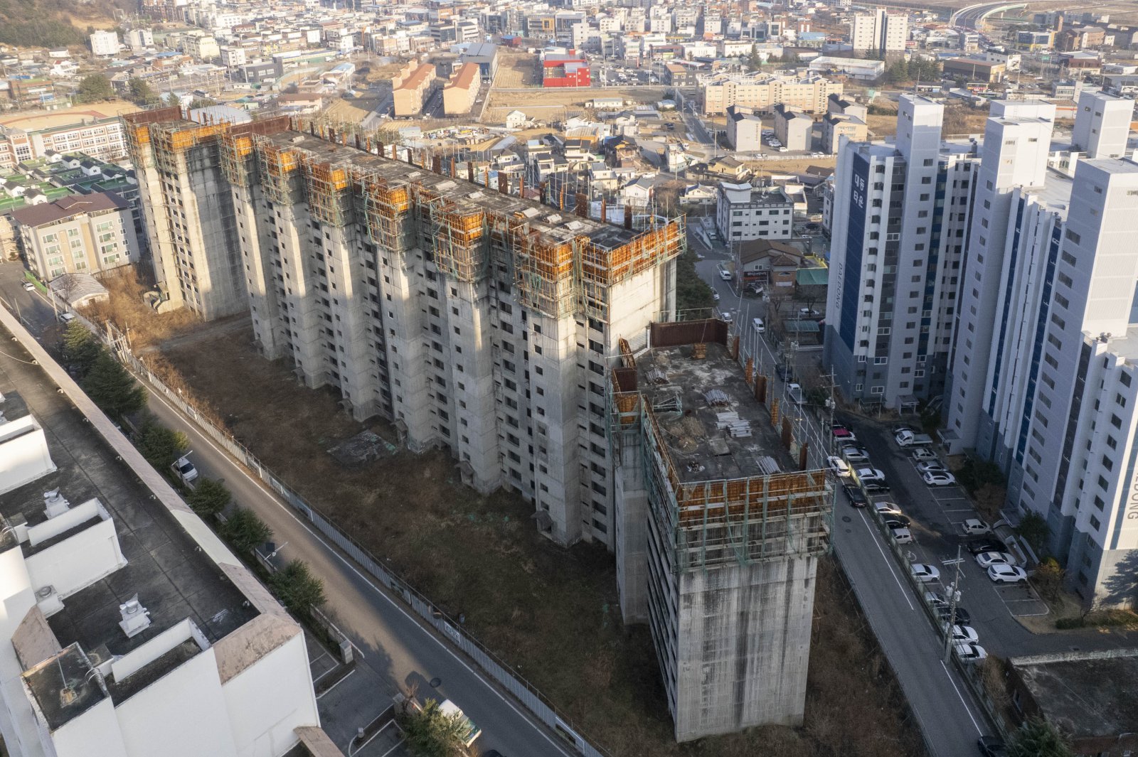 최근 드론을 이용해 촬영한 경북 칠곡군 북삼읍 인평리의 미준공 방치 아파트. 지난달 철거 결정이 이뤄짐에 따라 도시의 이미지를 짓눌렀던 공간이 정리되고 새 성장 동력을 일으킬 것으로 기대된다. 칠곡군 제공