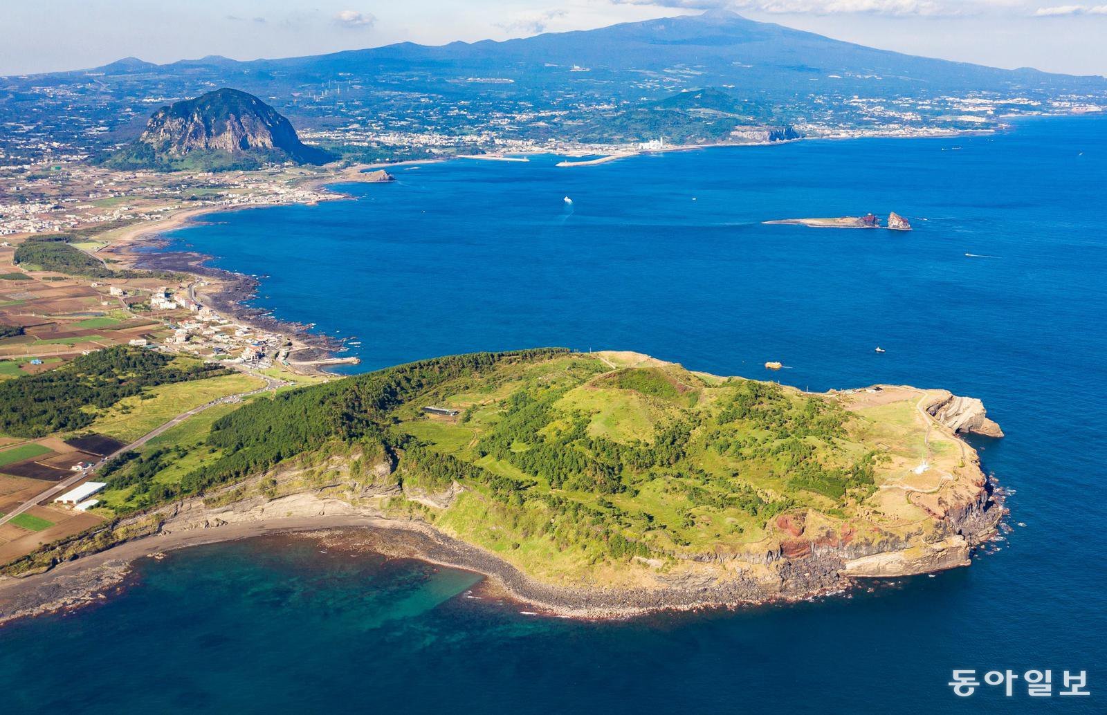 제주 서귀포시 대정읍 송악산. 이 일대 부지는 중국 투자기업이 2011년부터 2013년까지 190억 원에 매입했지만, 난개발 우려와 법정 공방으로 인해 제주도가 3배 이상인 580여억 원을 주고 다시 매입했다. 동아일보 DB