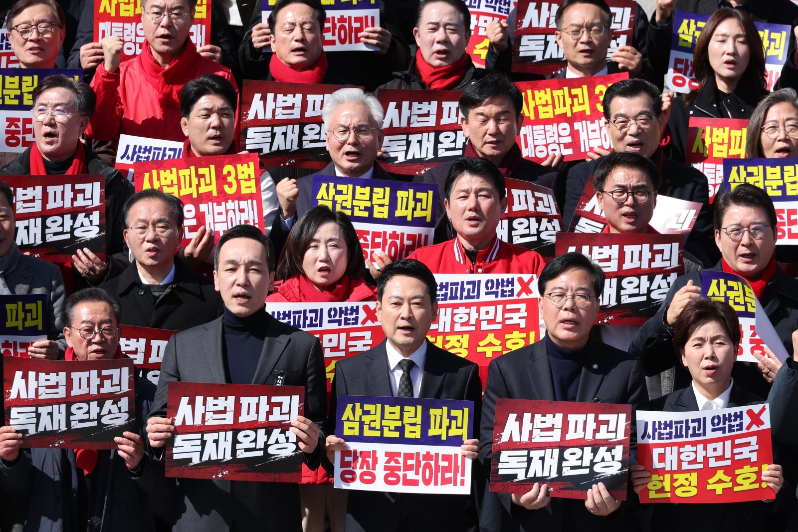 장동혁 국민의힘 대표가 3일 서울 여의도 국회 본관 앞에서 열린 사법독립 헌정수호를 위한 대국민 호소 국민대장정 규탄대회에서 구호를 외치고 있다. 2026.3.3 뉴스1