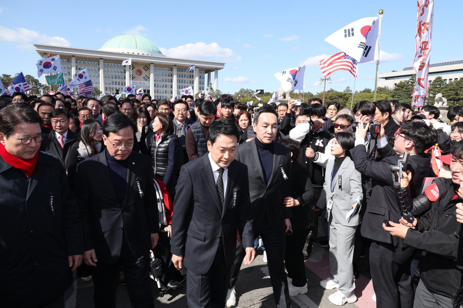 장동혁 국민의힘 대표가 3일 서울 여의도 국회 본관 앞에서 열린 사법독립 헌정수호를 위한 대국민 호소 국민대장정 규탄대회를 마친 후 청와대를 향해 행진하고 있다. 2026.3.3 뉴스1