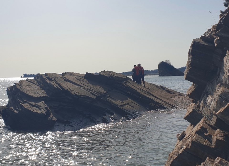 3일 오후 인천 영흥도 노가리 해변의 해식동굴 인근에서 고립된 20~30대 여성 2명이 구조됐다. 인천해양경찰서