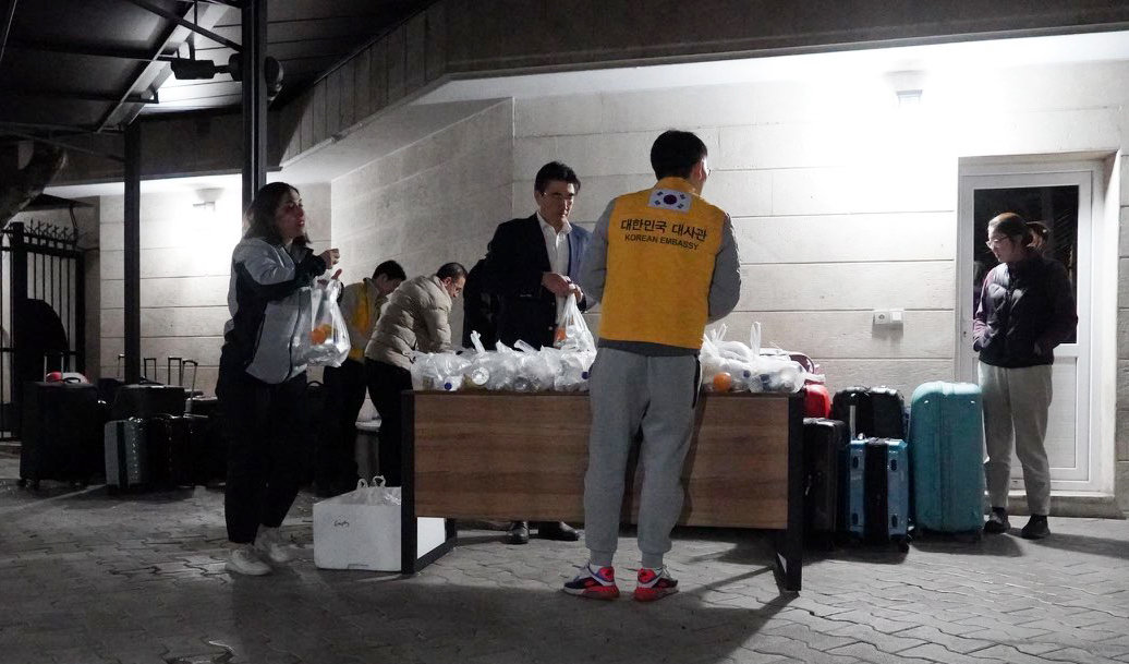 이란에 체류 중이던 우리 국민 23명이 주이란대사관과 현지에 급파되어 있던 외교부 신속대응팀(단장 : 임상우 재외국민보호 및 영사 담당 정부대표)의 지원으로 3일 오후 (한국 시간) 투르크메니스탄으로 무사히 대피했다.  금번 대피 인원은 주이란대사관에서 임차한 버스 2대에 나눠타고 지난 2일 오전 대사관 직원들의 인솔 하에 출발했고, 중간 기착지에서 1박 후 3일 오후 이란-투르크메니스탄 국경을 넘어 안전하게 입국 수속을 마쳤다. 현재는 주투르크메니스탄대사관에서 임차한 버스를 이용하여 수도 아시가바트로 이동 중이며, 내일 한국 또는 제3국으로 개별 출국 예정이다.  (외교부 제공) 2026.3.3/뉴스1